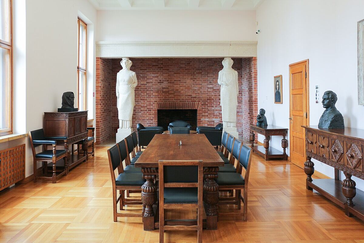 Marble figures and bronze busts in the dining room of the Meštrović Gallery